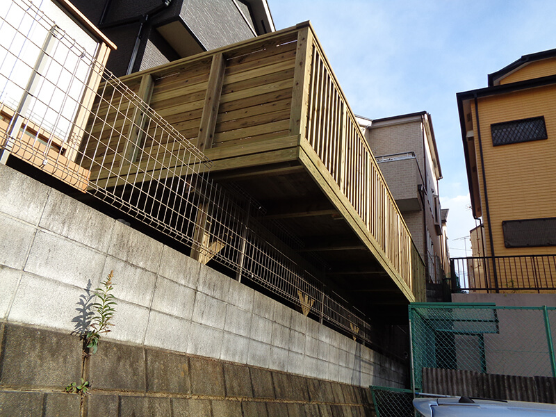 東京都多摩市の傾斜地・ハイデッキウッドデッキ施工例1