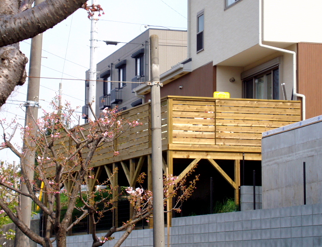 神奈川県茅ケ崎市の傾斜地・ハイデッキウッドデッキ施工例1