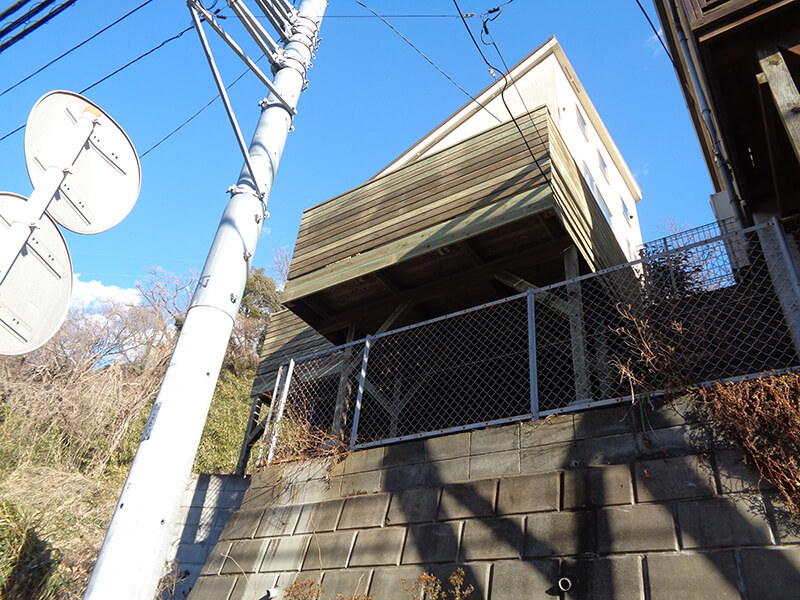 神奈川県藤沢市の斜面・傾斜地・ハイデッキウッドデッキ施工例1