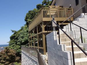 神奈川県横須賀の傾斜地・ハイデッキウッドデッキ施工例
